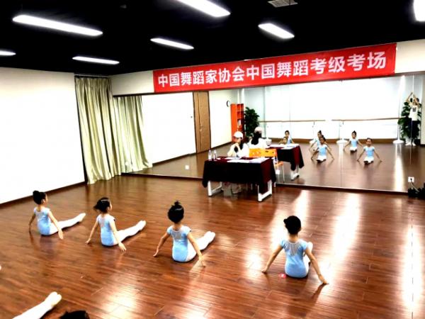 桔子树艺术培训口碑：家长发朋友圈为孩子骄傲