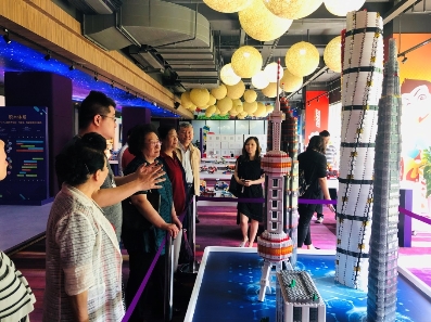 中国下一代教育基金会走进葡萄科技 布鲁可为原创国产玩具发出最强音