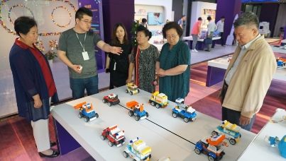 中国下一代教育基金会走进葡萄科技 布鲁可为原创国产玩具发出最强音