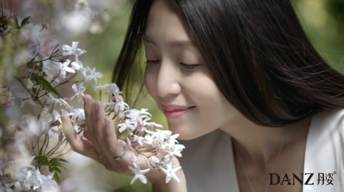 丹姿丝维丽：香氛与艺术浪漫邂逅，来赴一场西班牙寻香之旅！