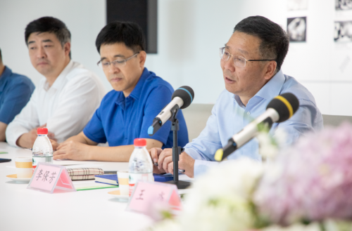 茅台李保芳一行到访凤凰集团 梦之桥上共凭栏