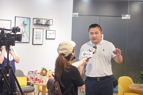 “快发”杭州滨江宝龙旗舰店盛大开业，智能洗发黑科技引众人关注！