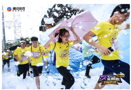 特步企鹅跑·王者快跑深圳完赛，热情跑者雨中畅享运动魅力