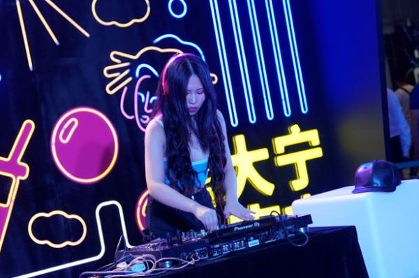 大宁国际夜市，月夜越Happy