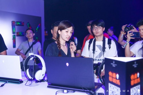 伙同8位超级玩家，外星人玩起「创造即游戏」