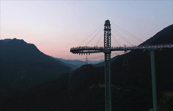 天门悬廊“吸睛”，黄腾峡夜游游客爆棚