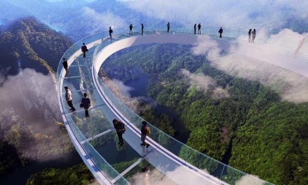 国内首次空中玻璃T台秀在清远黄腾峡举行