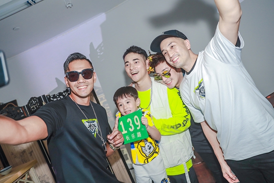 李晨nic潘玮柏开启潮流穿越之旅 纪念携手创业十年