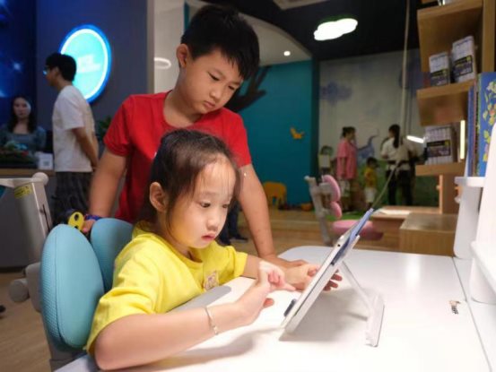 临安首家“自然成长”教育体验店开业，读书星受众多家长热捧