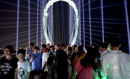 天门悬廊“吸睛”，黄腾峡夜游游客爆棚