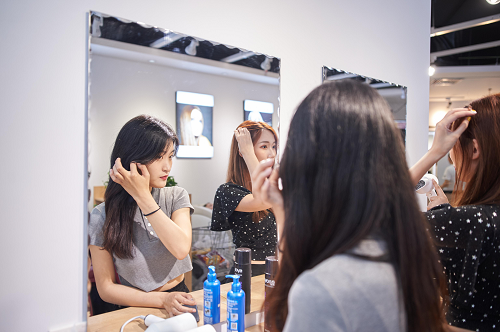 “快发”杭州滨江宝龙旗舰店盛大开业，智能洗发黑科技引众人关注！