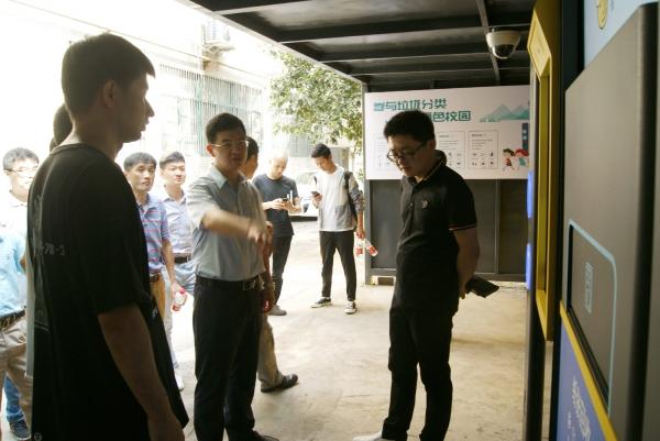 杭州下城区副区长唐锋一行今日考察章鱼回收垃圾分类宣教点