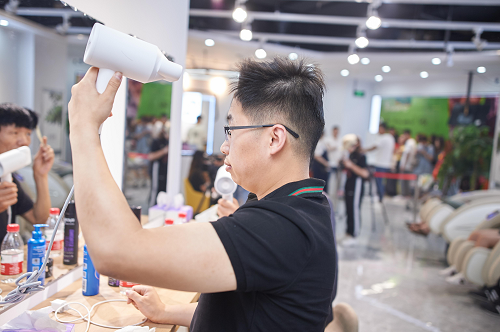 “快发”杭州滨江宝龙旗舰店盛大开业，智能洗发黑科技引众人关注！