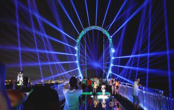 天门悬廊“吸睛”，黄腾峡夜游游客爆棚