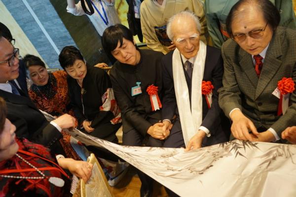 喜得宝迎来土耳其官员的夫人们，体验杭州丝绸的独特韵味