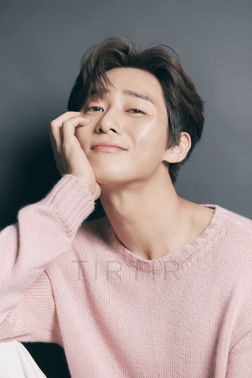 朴叙俊代言护肤品TIRTIR 尽显水光男神魅力