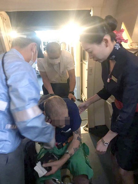 东航机组放油备降救人 中外医生携手施援
