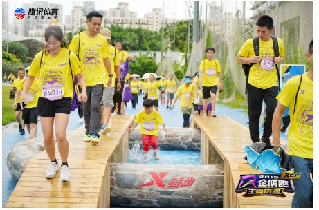 特步企鹅跑·王者快跑深圳完赛，热情跑者雨中畅享运动魅力