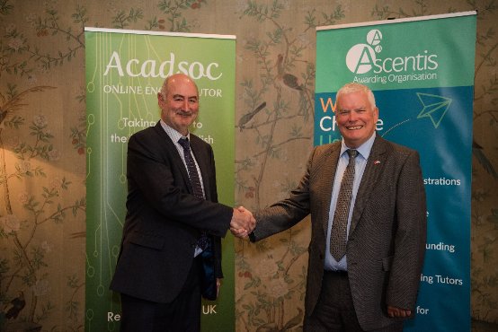 阿卡索与英国官方认证机构Ascentis合作，升级外教管理标准