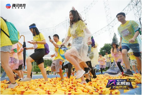 特步企鹅跑·王者快跑深圳完赛，热情跑者雨中畅享运动魅力