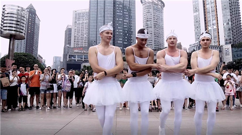 横山花仙谷的高颜值“鹅子”现身重庆街头惹尖叫