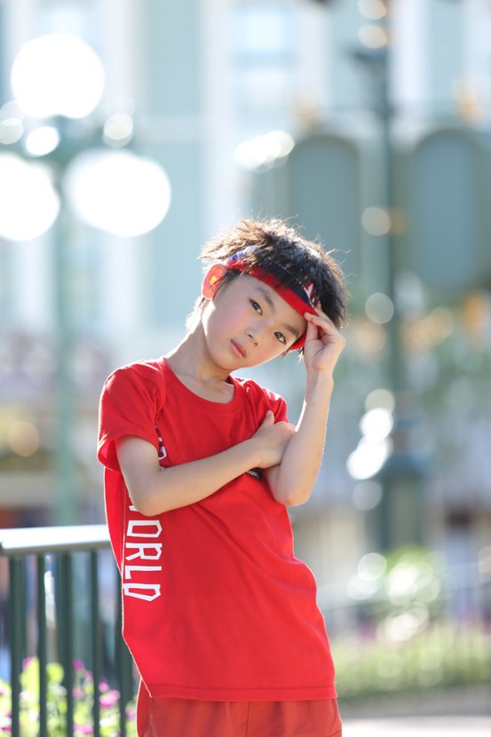 红孩子香港时尚街拍被围观，网友母爱泛滥：又骗我生娃