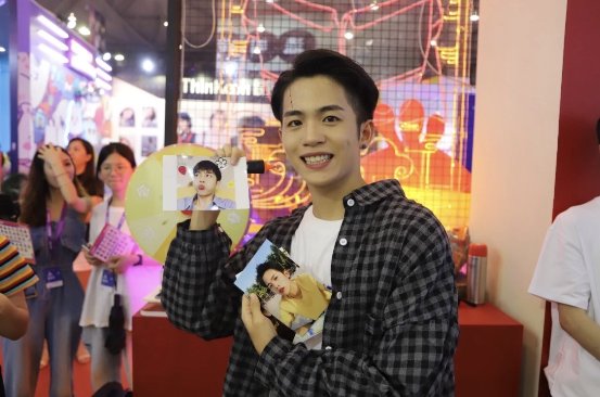 通明传媒微博红人节斩获三大奖项，央视打卡通明展台