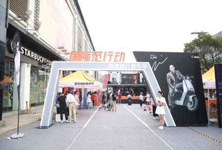 范迪塞尔粉丝上演《速激》式应援，包场首映，神秘彩蛋现身