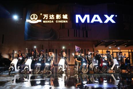 范迪塞尔粉丝上演《速激》式应援，包场首映，神秘彩蛋现身