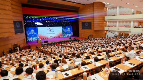 央视康辉对话帝王洁具总裁吴志雄