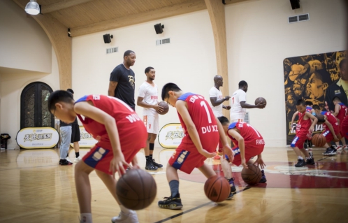 动因体育篮球技术总监麦迪休斯顿篮球训练营开营了！