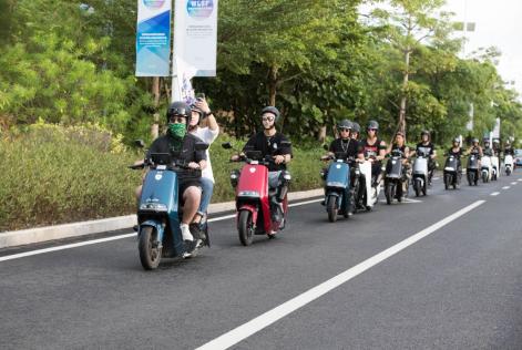 范迪塞尔粉丝上演《速激》式应援，包场首映，神秘彩蛋现身