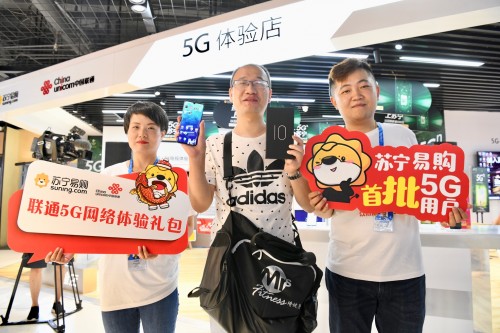 市民“尝鲜”5G手机，上海首位5G用户以旧换新499元到手