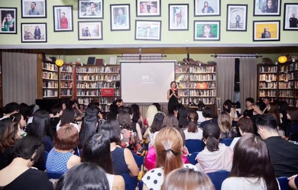 “三十而Li”京城女性双语脱口秀夜袭老书虫！没想到玩大了……