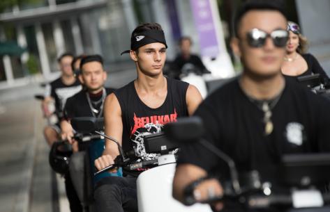 范迪塞尔粉丝上演《速激》式应援，包场首映，神秘彩蛋现身