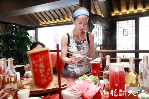 小龙坎火锅高端品牌邂逅“六星跑者” 向健康生活致敬