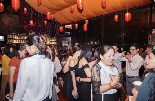 “三十而Li” 京城女性双语脱口秀夜袭老书虫！没想到一下子玩儿大了...