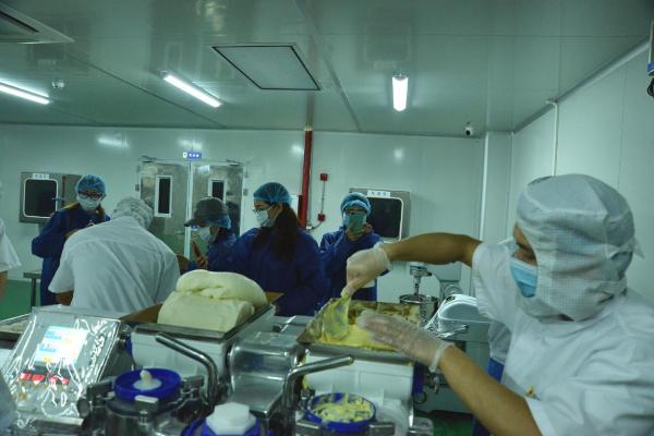 秀购应邀参观榴芒一刻工厂，秀购好物论成功发掘另类美味