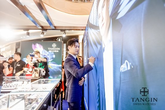 严屹宽空降瑞士天珺表新品发布会，敬献天珺时光