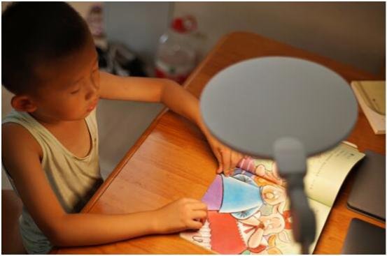 孩视宝：全光谱护眼台灯给孩子创造自然光阅读环境