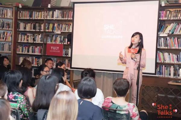 “三十而Li”京城女性双语脱口秀夜袭老书虫！没想到玩大了……