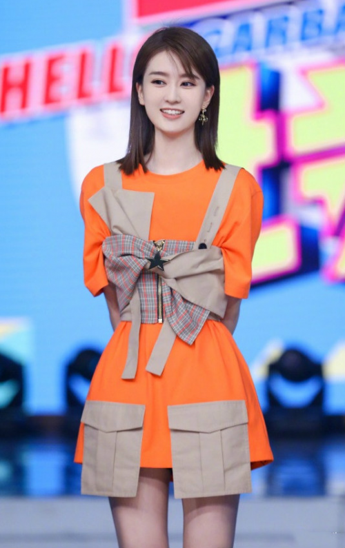 学乔欣俏皮妆容打扮 稚优泉柔纱透肌隔离霜用起来