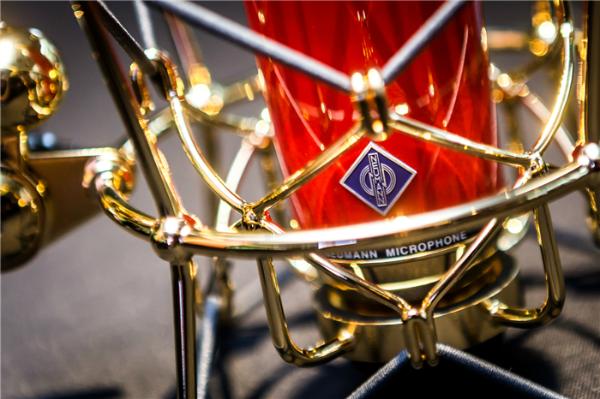 以黄金标准重新定义经典 NEUMANN U 87 AI 中国红套装即将呈现