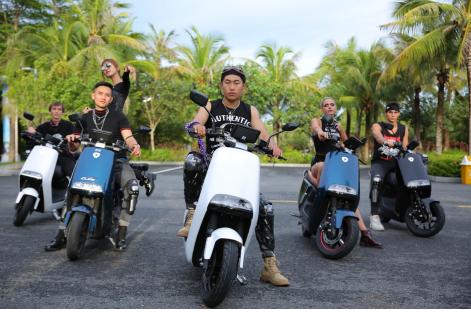 范迪塞尔粉丝上演《速激》式应援，包场首映，神秘彩蛋现身