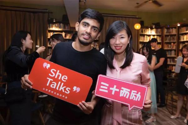 “三十而Li”京城女性双语脱口秀夜袭老书虫！没想到玩大了……