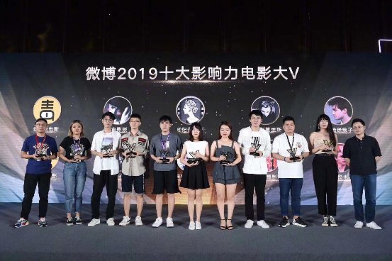 通明传媒微博红人节斩获三大奖项，央视打卡通明展台