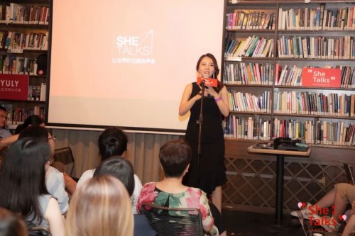 “三十而Li” 京城女性双语脱口秀夜袭老书虫！没想到一下子玩儿大了...