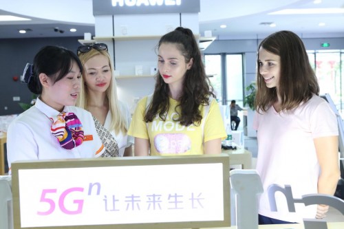 广东联通5G体验区被一群留学生包围？！