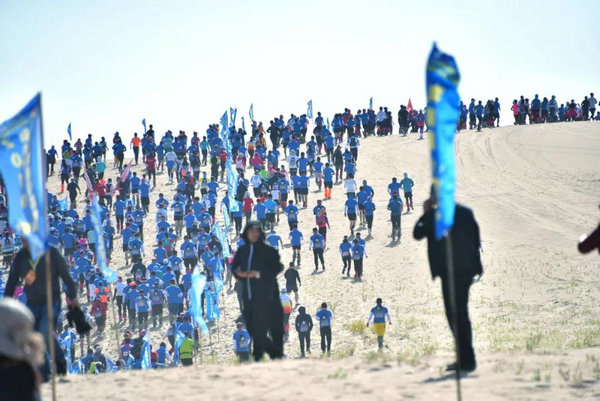国内第一次纯沙漠马拉松在民勤腾格里沙漠开跑