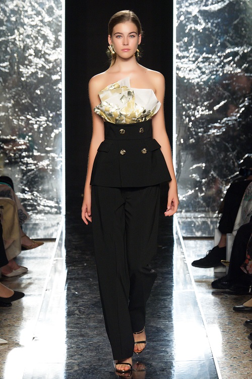 直击米兰时装周 | 这个品牌用多维视角阐释光与女性的时代关联